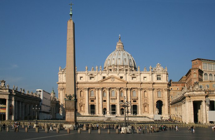 0_Place_Saint-Pierre_-_Vatican.jpg