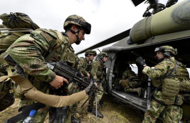 648x415_soldats-colombiens-montent-a-bord-helicoptere-a-quibdo-19-novembre-2014-ou-general-ete-enleve-farc.jpeg