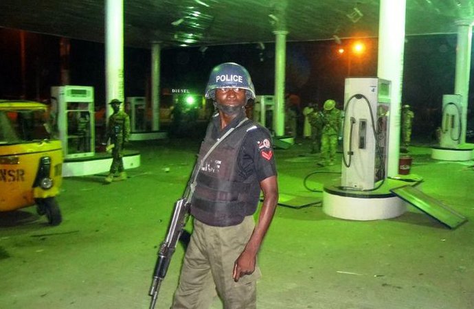 710929-des-policiers-patrouillant-a-kano-dans-le-nord-du-nigeria-le-14-novembre-2014.jpg
