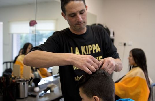 le-coiffeur-shalom-koresh-accroche-sur-le-crane-d-un-jeune-israelien-sa-kippa-en-cheveux-le-3-fevrier-2015-a-rehovot_5207603.jpg