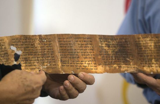 le-manuscrit-le-plus-ancien-des-10-commandements-presente-a-jerusalem-le-18-decembre-2012_5334025.jpg