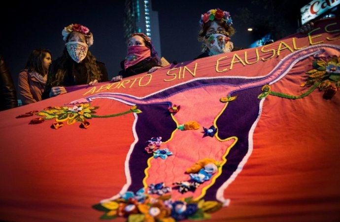 1048653-des-militants-pour-la-depenalisation-de-l-avortement-lors-d-une-manifestation-a-santiago-au-chili.jpg