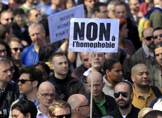 3163868_6_8232_rassemblement-contre-l-homophobie-et_10ff2c6567cd1723468b178800c4d09f.jpg