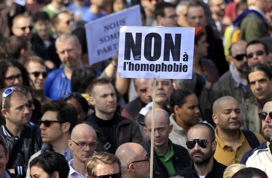 3163868_6_8232_rassemblement-contre-l-homophobie-et_10ff2c6567cd1723468b178800c4d09f.jpg