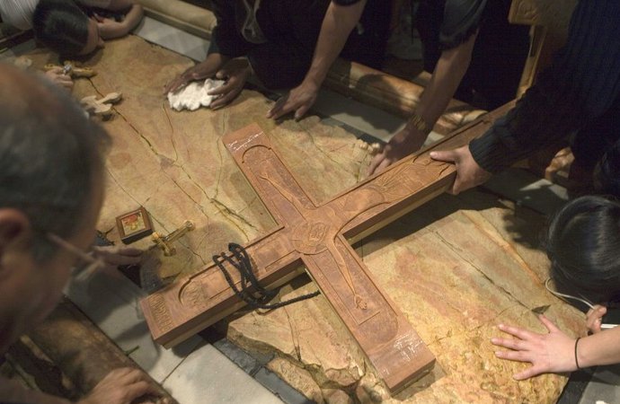 7782577194_des-fideles-chretiens-dans-l-eglise-du-saint-sepulcre-a-jerusalem.jpg