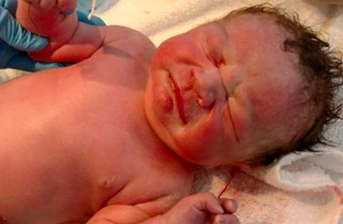 Un Bebe Pose Avec Le Sterilet De Sa Maman Dans La Main Les Dokimos