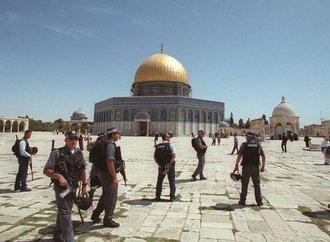 des-policiers-israeliens-sur-l-esplanade-des-mosquees-a-jerusalem-est-le-20-avril-2001_5414121.jpg