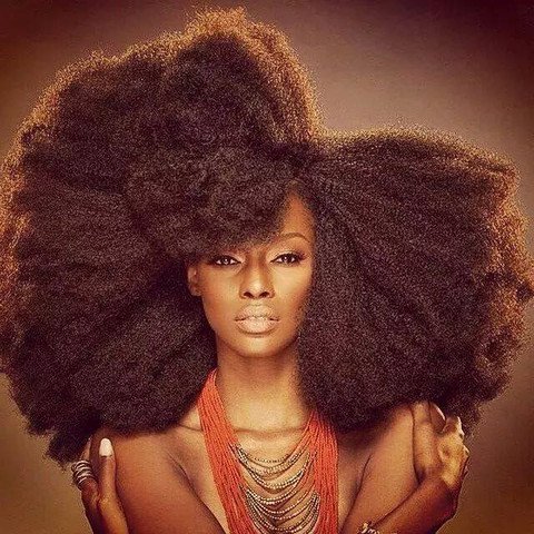 Barbie Noire Aux Yeux étoilés Avec Des Cheveux Afro Tressés Roses Générés  Par Ai
