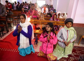 fideles-prientla-messe-Bhopal-Inde-25-decembre-2017_0_729_486.jpg