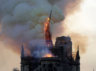 notre dame qui brule.jpg