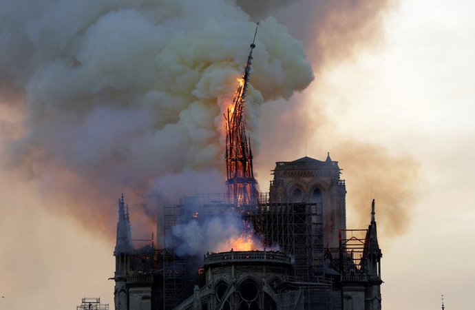 notre dame qui brule.jpg