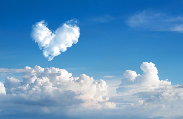 nuage-coeur-romantique-nuage-ciel-bleu-abstrait_43379-1410.jpg