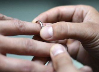 un-homme-passe-une-alliance-au-doigt-d-un-autre.jpg