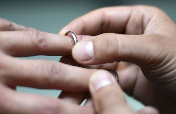 un-homme-passe-une-alliance-au-doigt-d-un-autre.jpg